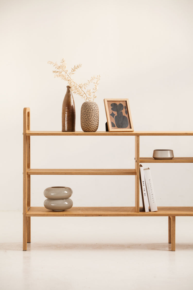 Detal krawędzi i usłojenia drewna, wykończenie jasny dąb