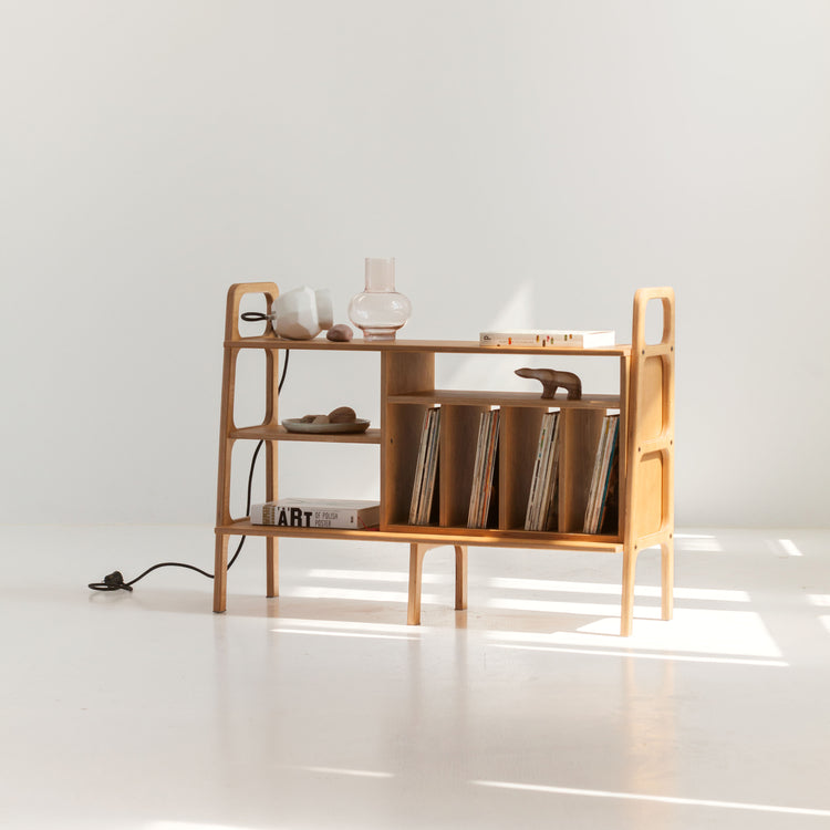 Komoda mid-century z przegródkami na winyle – widok z przodu