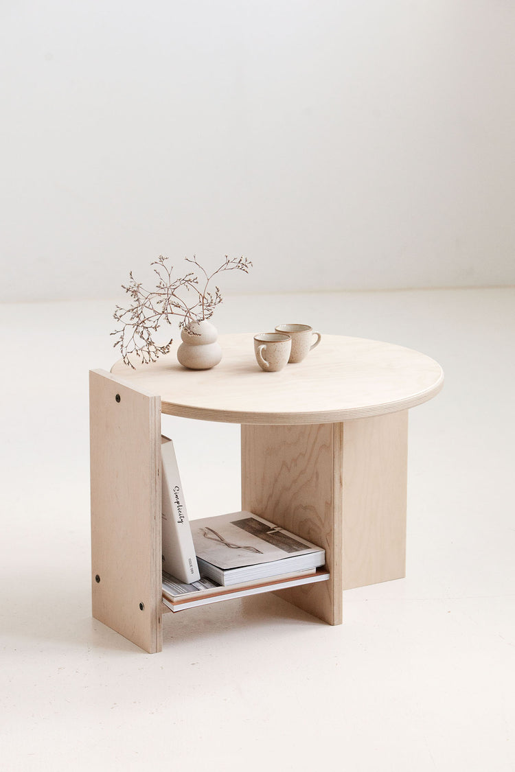 Nowoczesny stolik kawowy z półką na książki