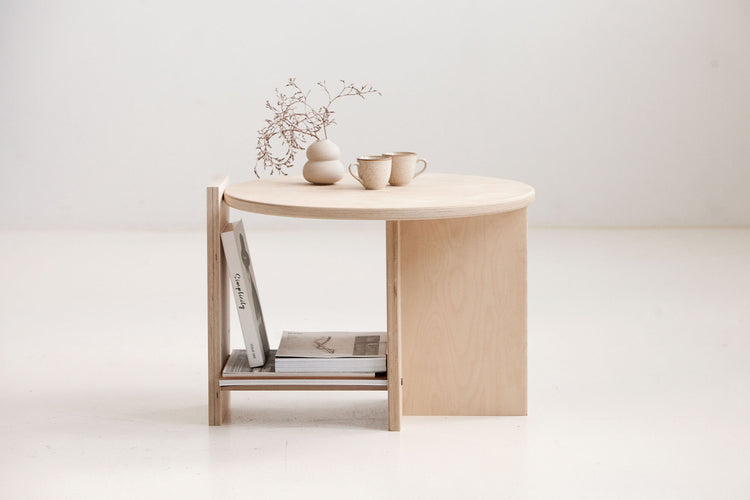 skandynawski stolik kawowy z naturalnym wykończeniem