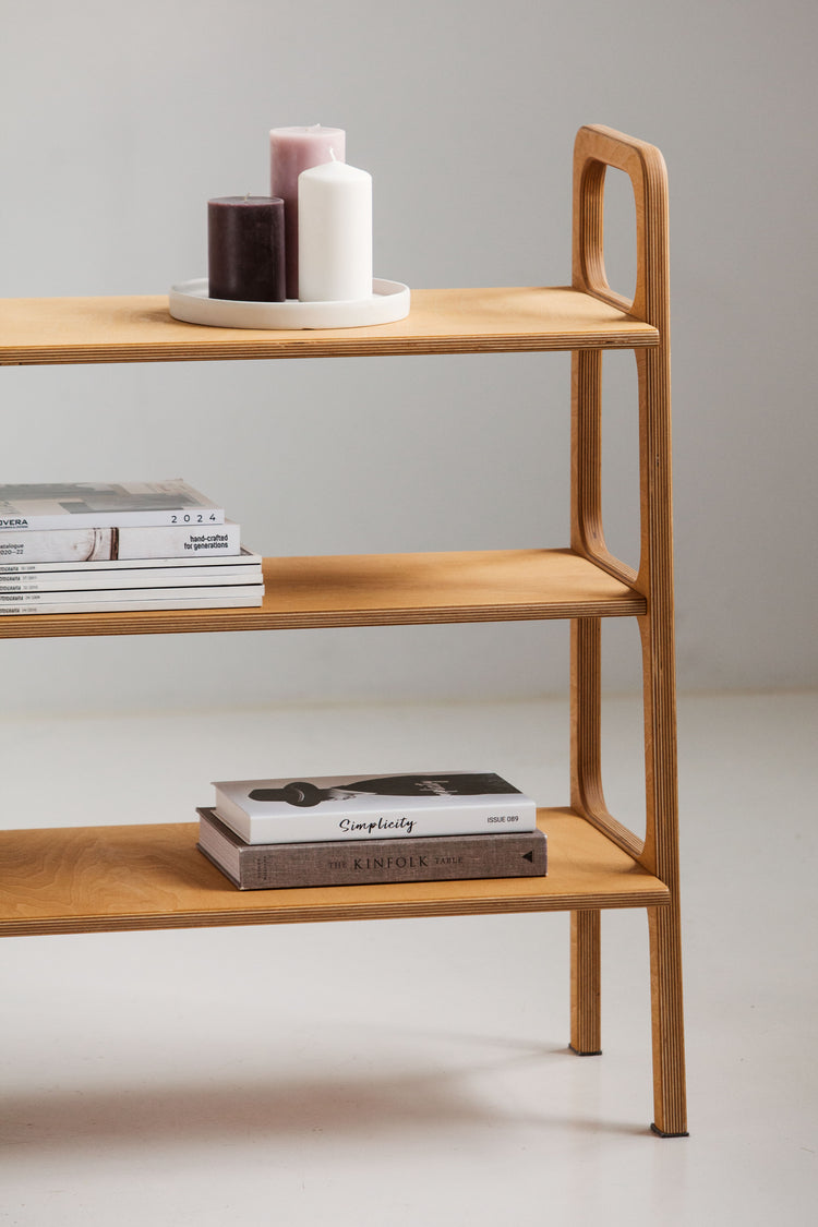 Wnętrze: regał vintage przy sofie, książki i płyty 12″, jasny dąb