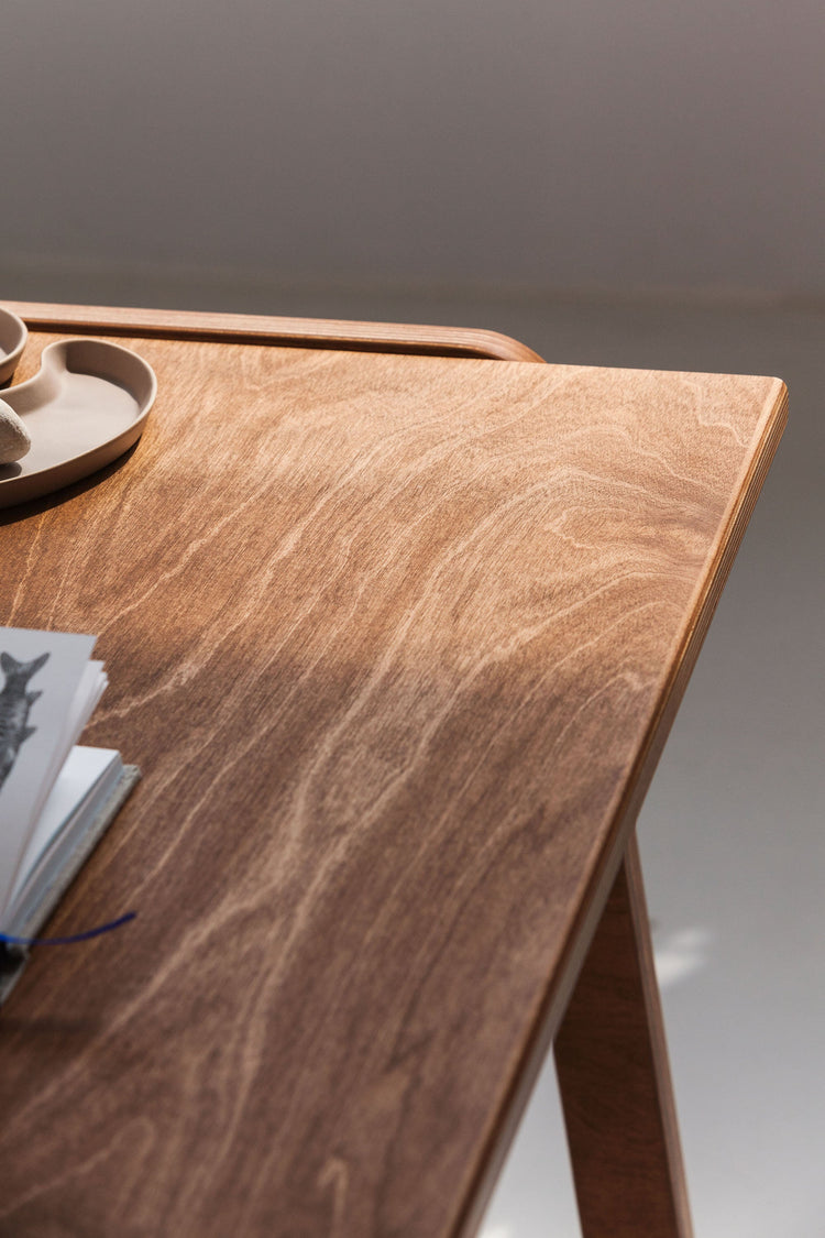 detail-wooden-modern-desk