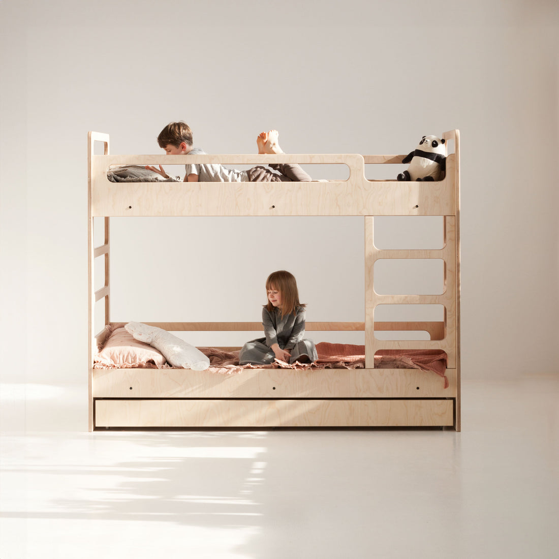 Łóżko piętrowe ze sklejki brzozowej w stylu mid century — Plywood Project