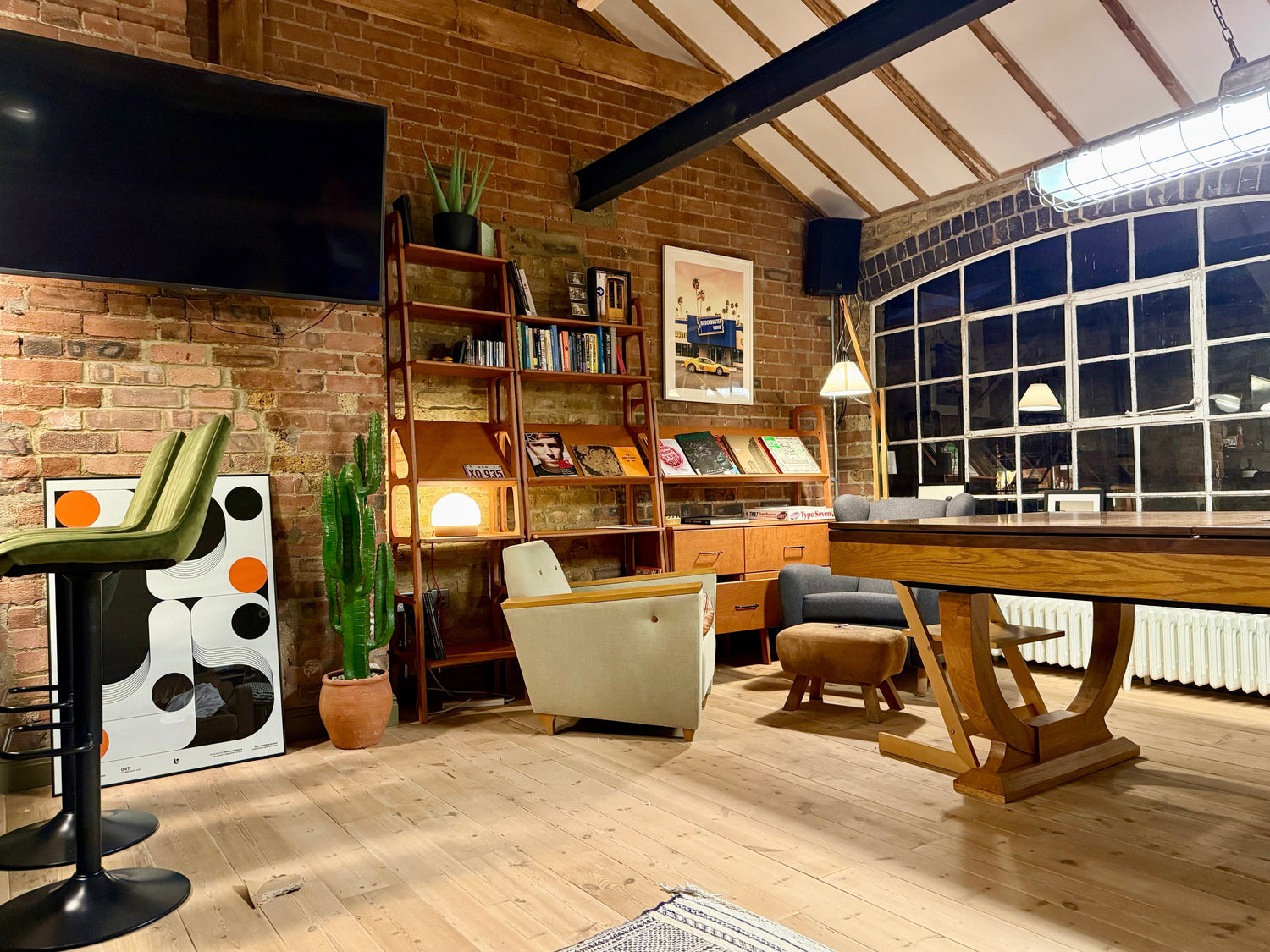 Niestandardowy modułowy system regałów dla londyńskiego loftu