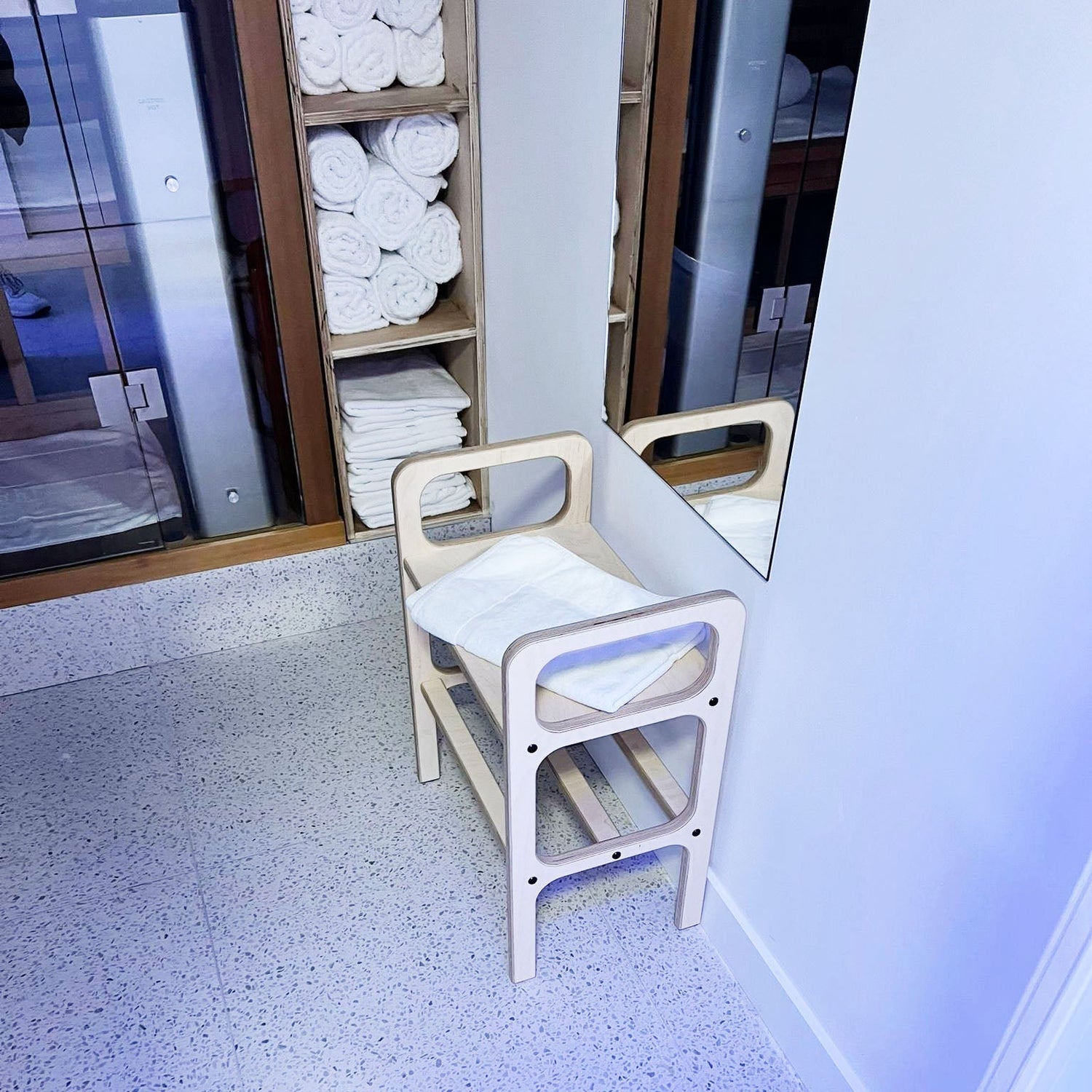 Transparentne taborety i ławki ze sklejki dla klinik odnowy biologicznej LondonCryo