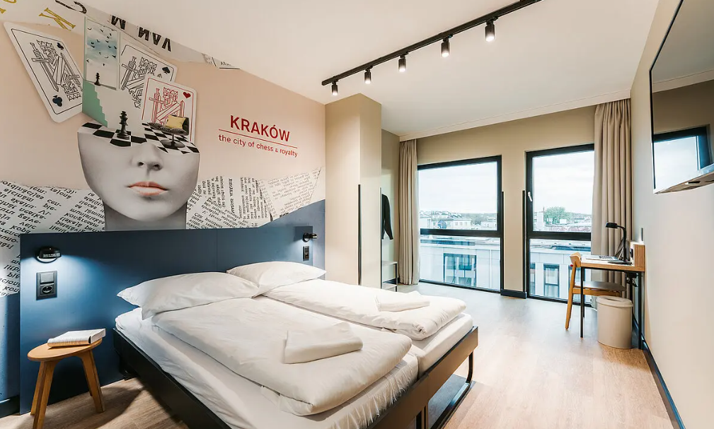 330 stołków dla hotelu MEININGER w Krakowie – funkcjonalny design ze stylem – pełniący rolę zarówno stolika nocnego, jak i siedziska.