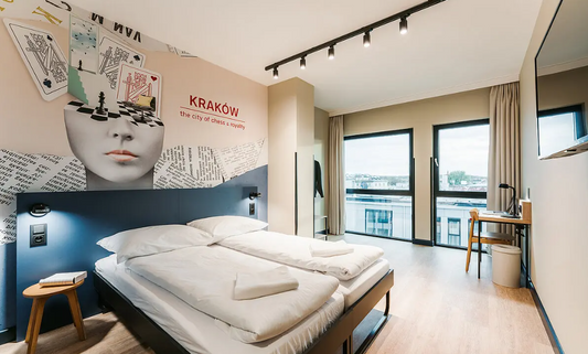 330 stołków dla hotelu MEININGER w Krakowie – funkcjonalny design ze stylem – pełniący rolę zarówno stolika nocnego, jak i siedziska.