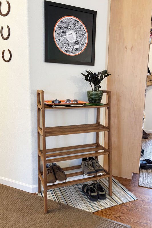 Niestandardowy regał na buty w wybarwieniu orzechowym do wąskiego przedpokoju w Fort Collins