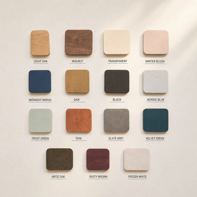 Piętnaście próbek sklejki brzozowej olejowanej ręcznie: dąb jasny, orzech, transparent, winter blush, midnight indigo, dąb, czarny, nordic blue, frost green, teak, slate grey, velvet green, dąb antyczny, rusty brown, frozen white