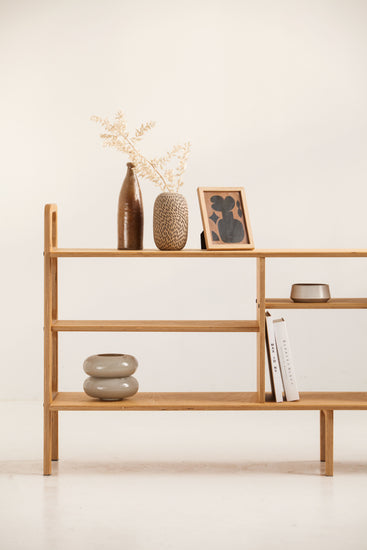 Detal krawędzi i usłojenia drewna, wykończenie jasny dąb