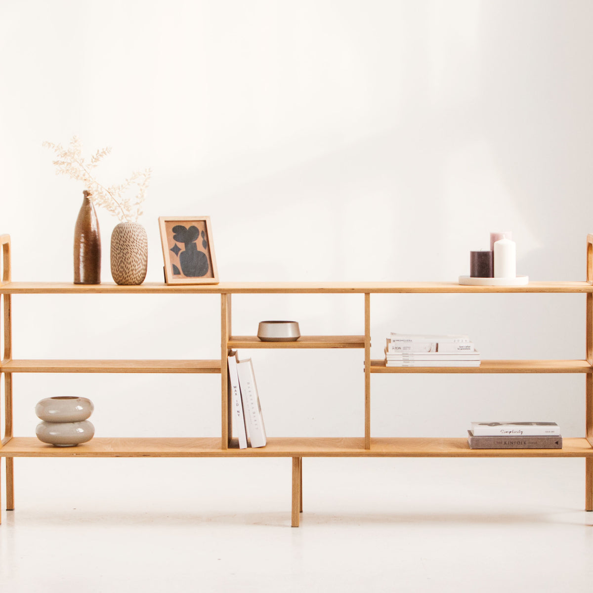 Double Mini Plus przy stanowisku audio, miejsce na gramofon i wzmacniacz, jasny dąb