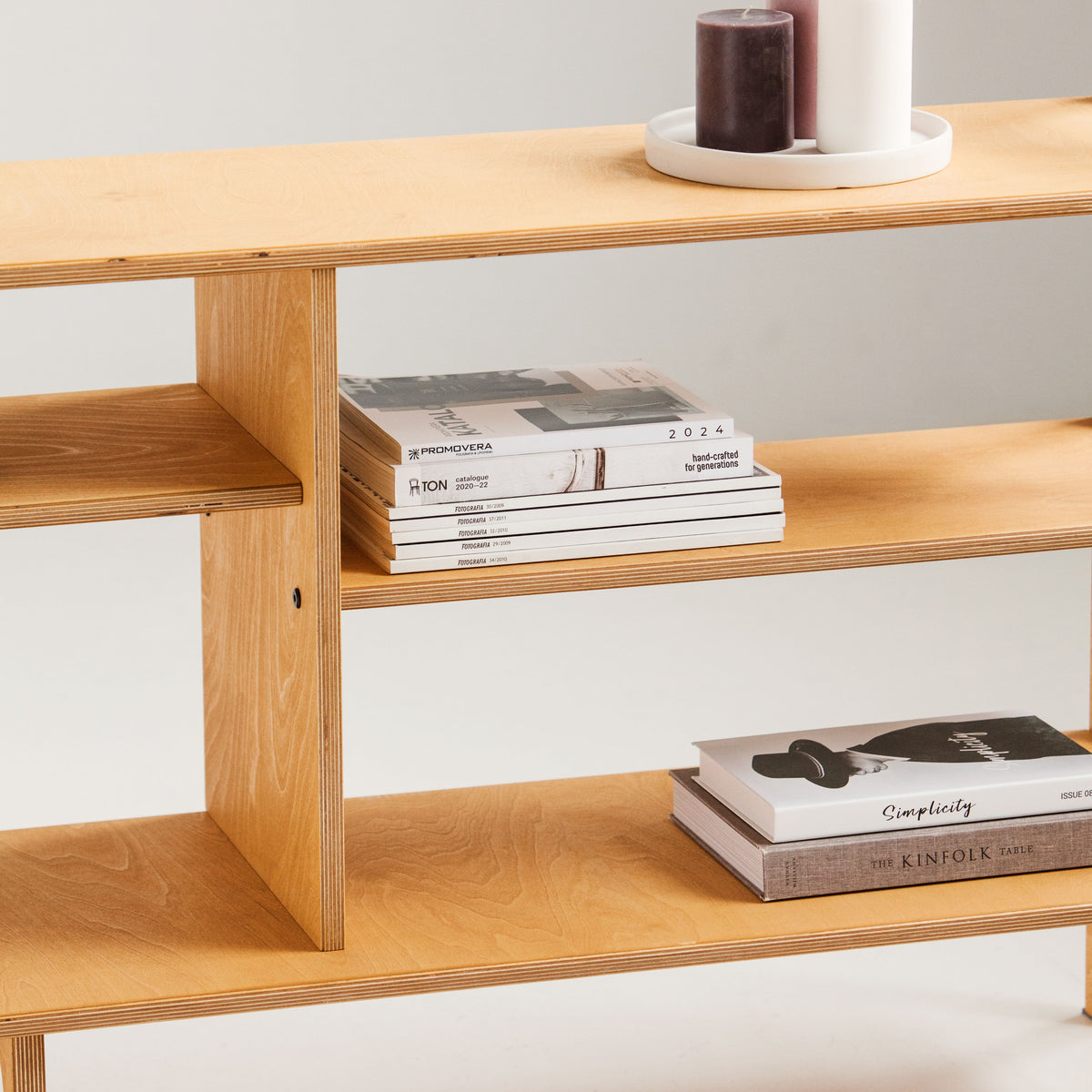Wnętrze: home office z regałem mid-century na dokumenty i winyle, jasny dąb