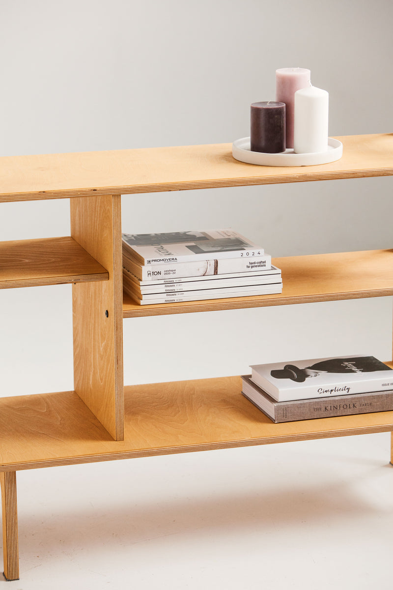 Wnętrze: home office z regałem mid-century na dokumenty i winyle, jasny dąb