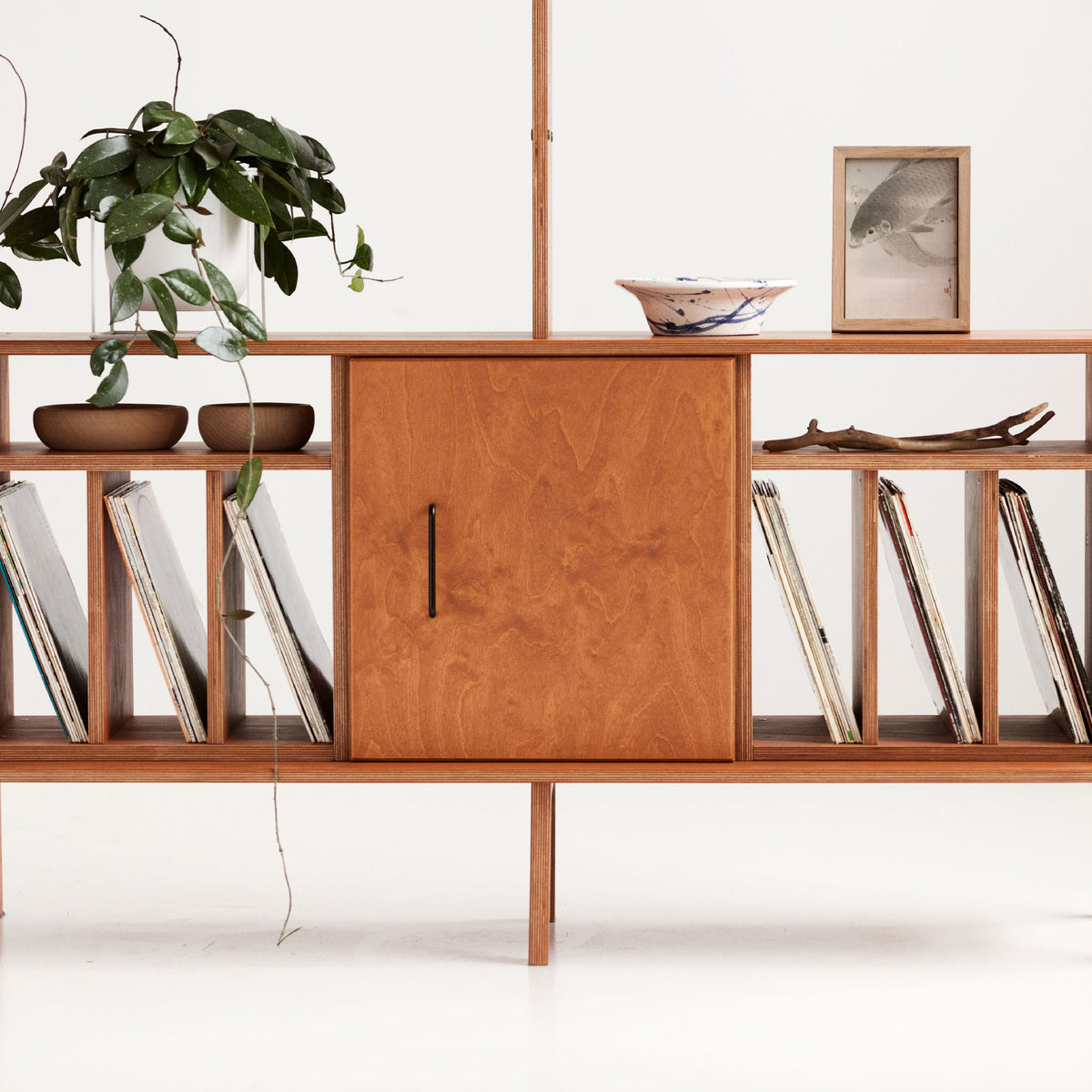 Regał Grand · szer. 143 cm · Winyle + Szafka + Winyle
