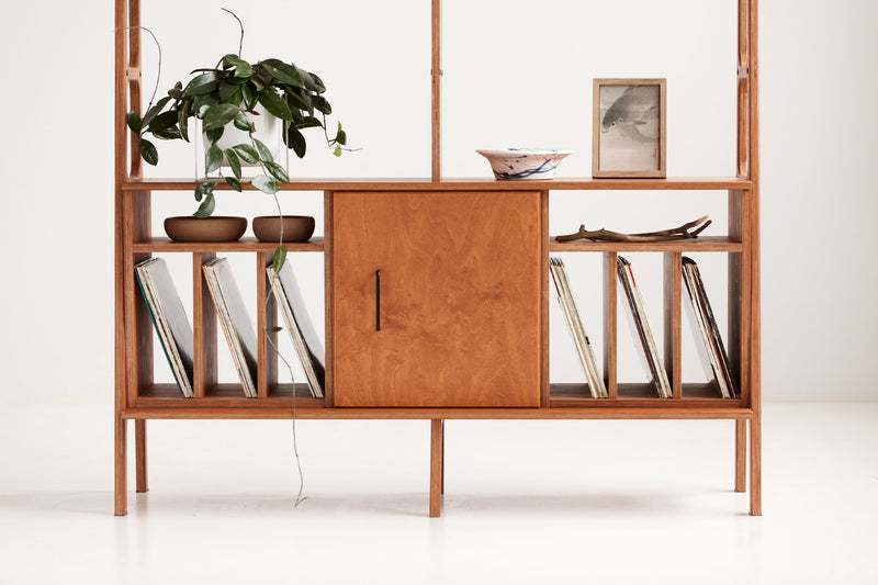 Regał Grand · szer. 143 cm · Winyle + Szafka + Winyle