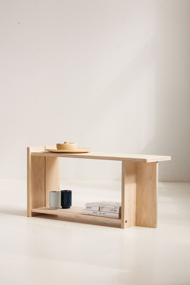 Detal minimalistycznej ławki do przedpokoju ze sklejki brzozowej