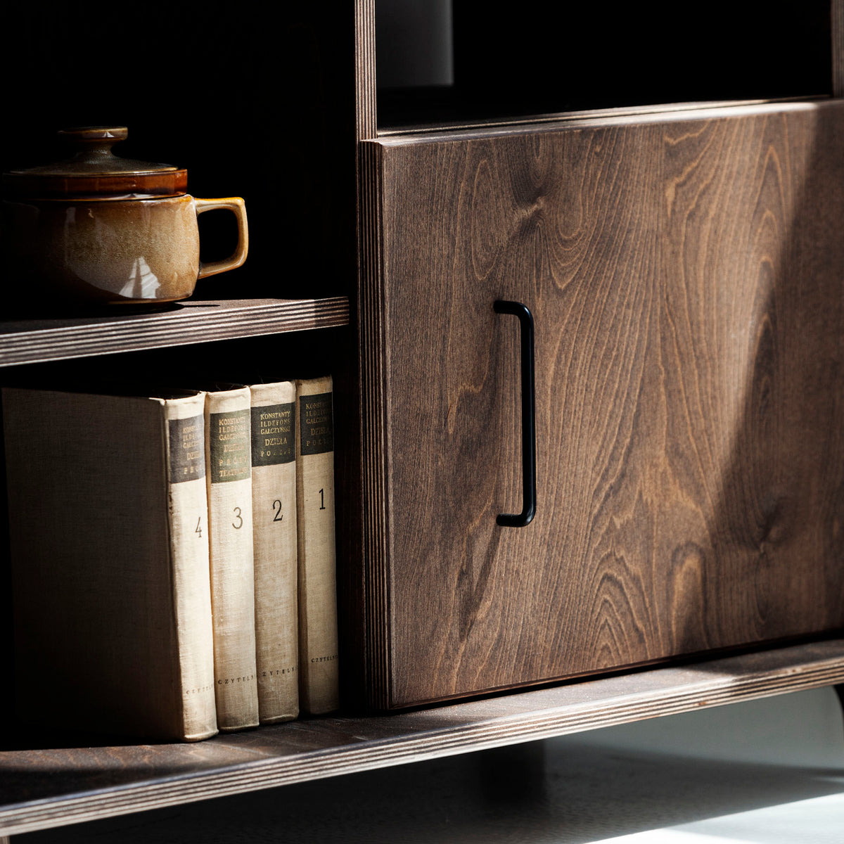 Komoda RTV w stylu mid-century w salonie z obrazem i dekoracjami
