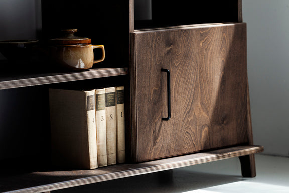 Komoda RTV w stylu mid-century w salonie z obrazem i dekoracjami