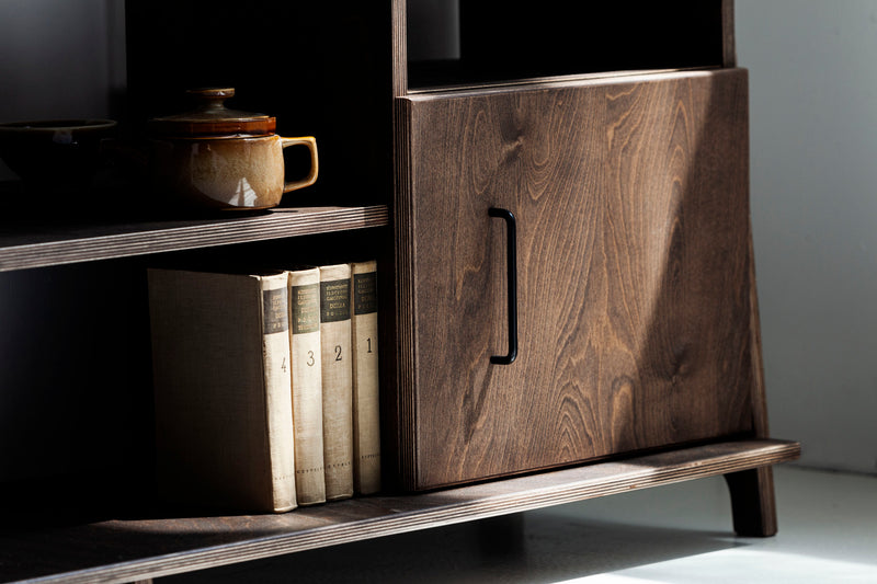 Komoda RTV w stylu mid-century w salonie z obrazem i dekoracjami