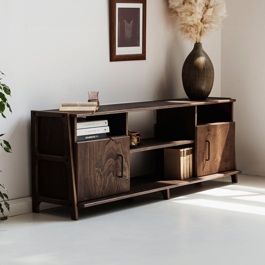 Komoda RTV w stylu mid-century z dwiema szafkami, widok z przodu