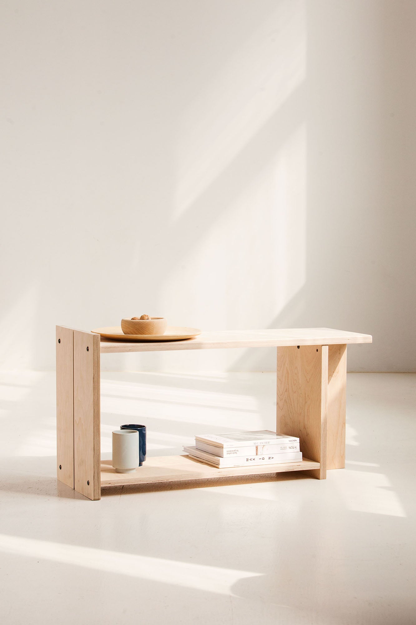 Lekka i funkcjonalna ławka ze sklejki do przedpokoju