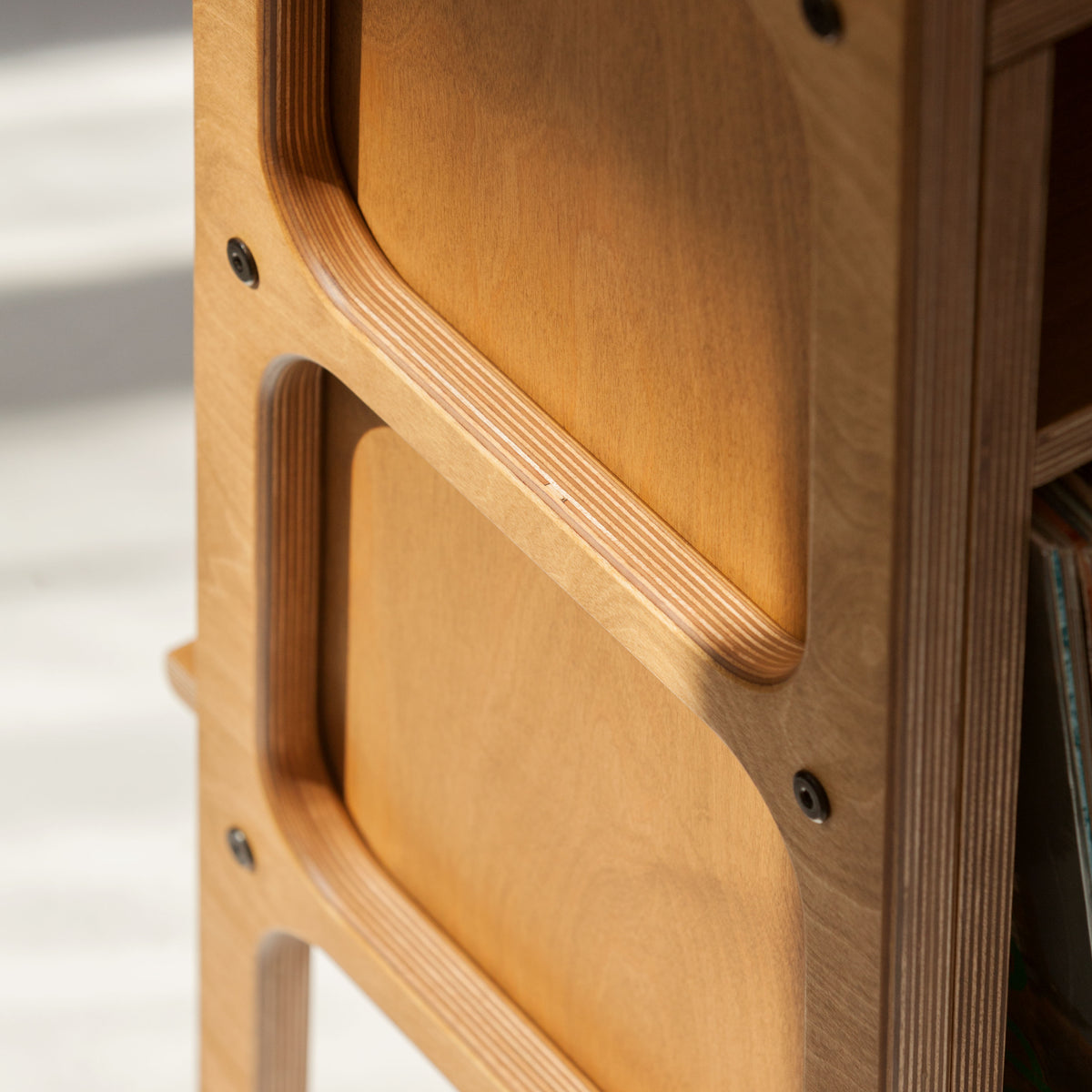 Półka w komodzie mid-century na winyle – detal