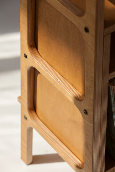 Półka w komodzie mid-century na winyle – detal