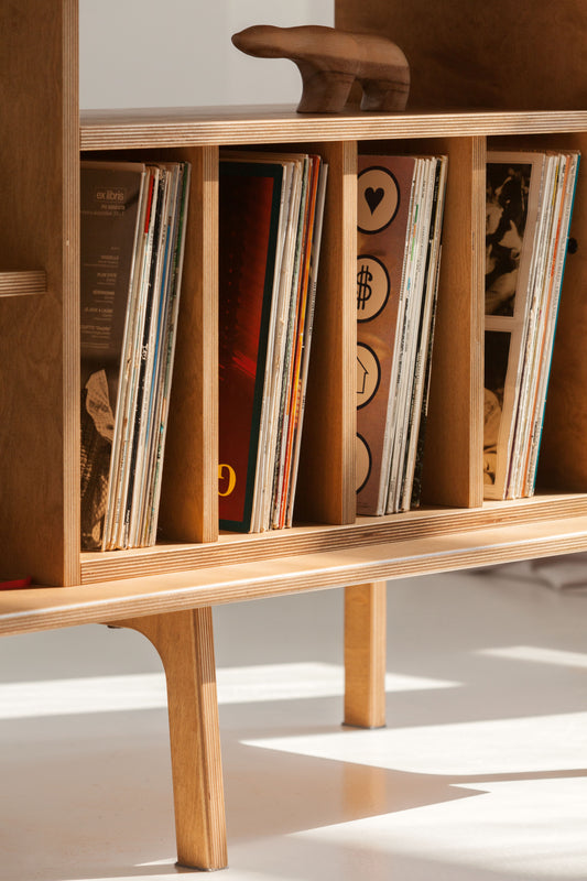 Komoda w stylu mid-century na płyty winylowe – widok z boku