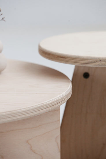 detal Nowoczesnego stolika kawowe z naturalnym wykończeniem
