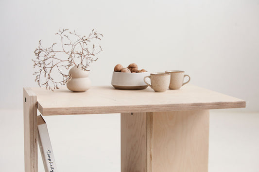 Minimalistyczny stolik kawowy w stylu skandynawskim