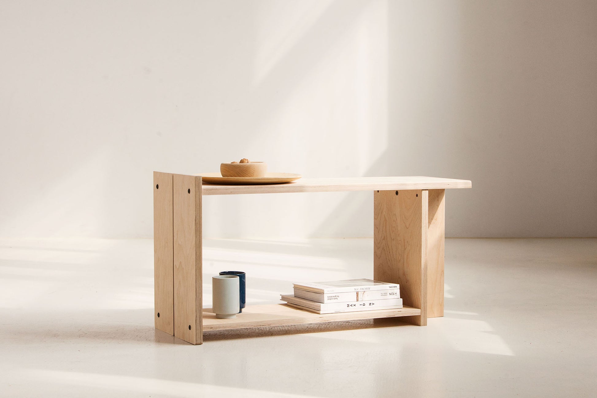 Nowoczesna ławka do przedpokoju w stylu Japandi z miejscem na buty