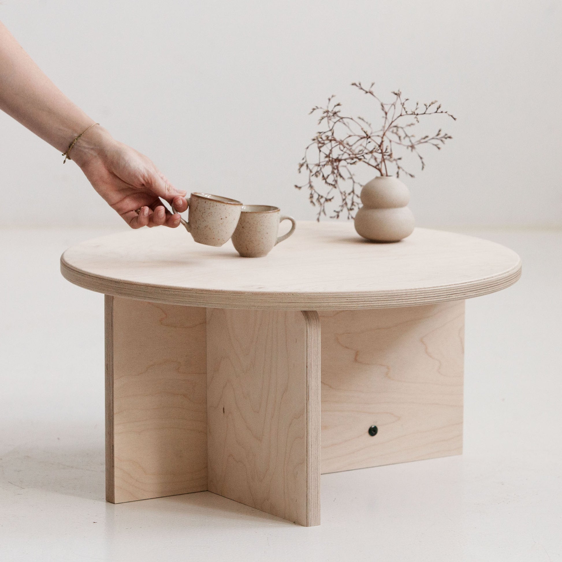 Minimalistyczny stolik kawowy z naturalnym olejowym wykończeniem