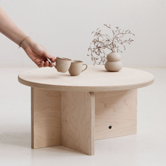 Minimalistyczny stolik kawowy z naturalnym olejowym wykończeniem