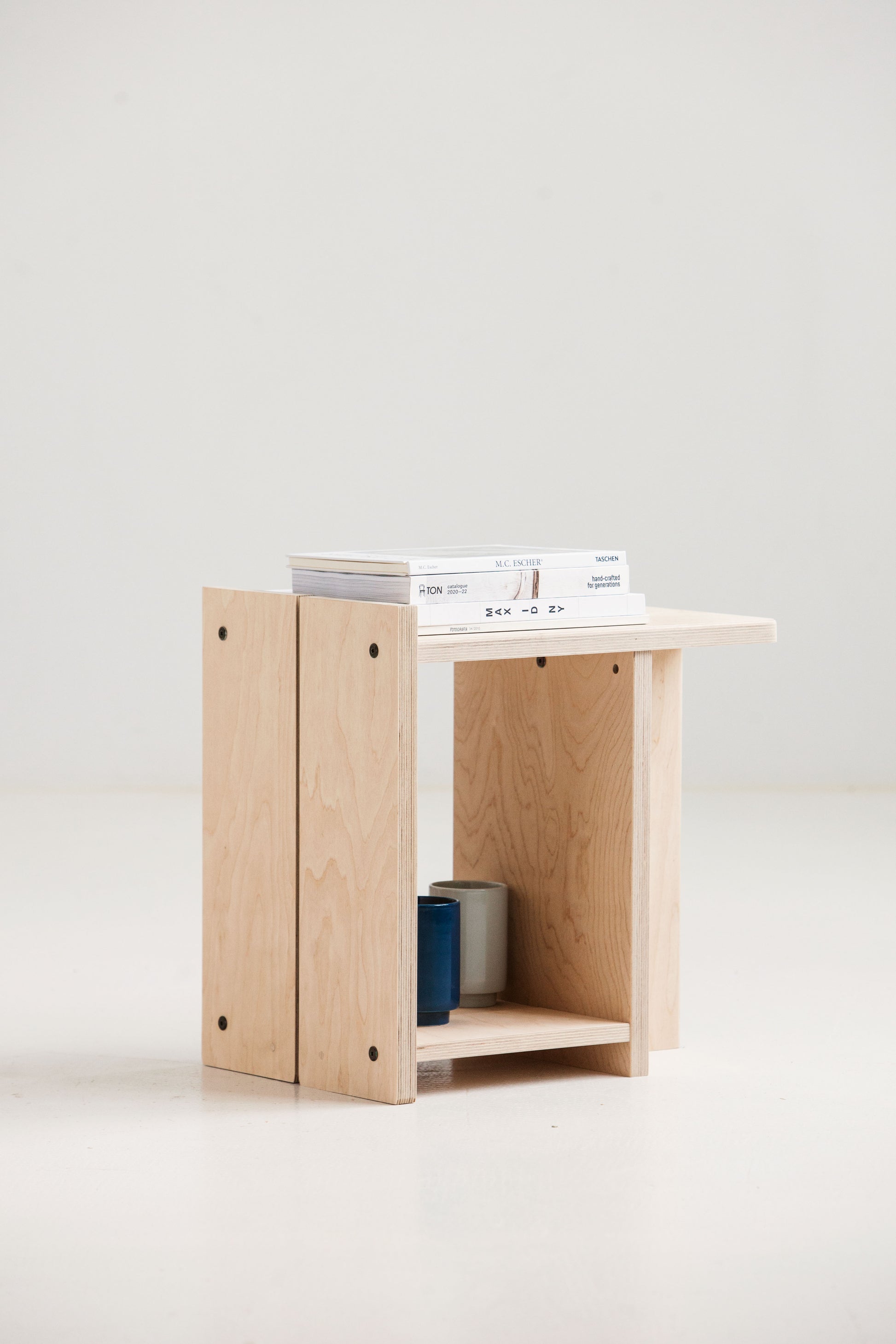 Lekki i funkcjonalny taboret ze sklejki do wnętrz Japandi