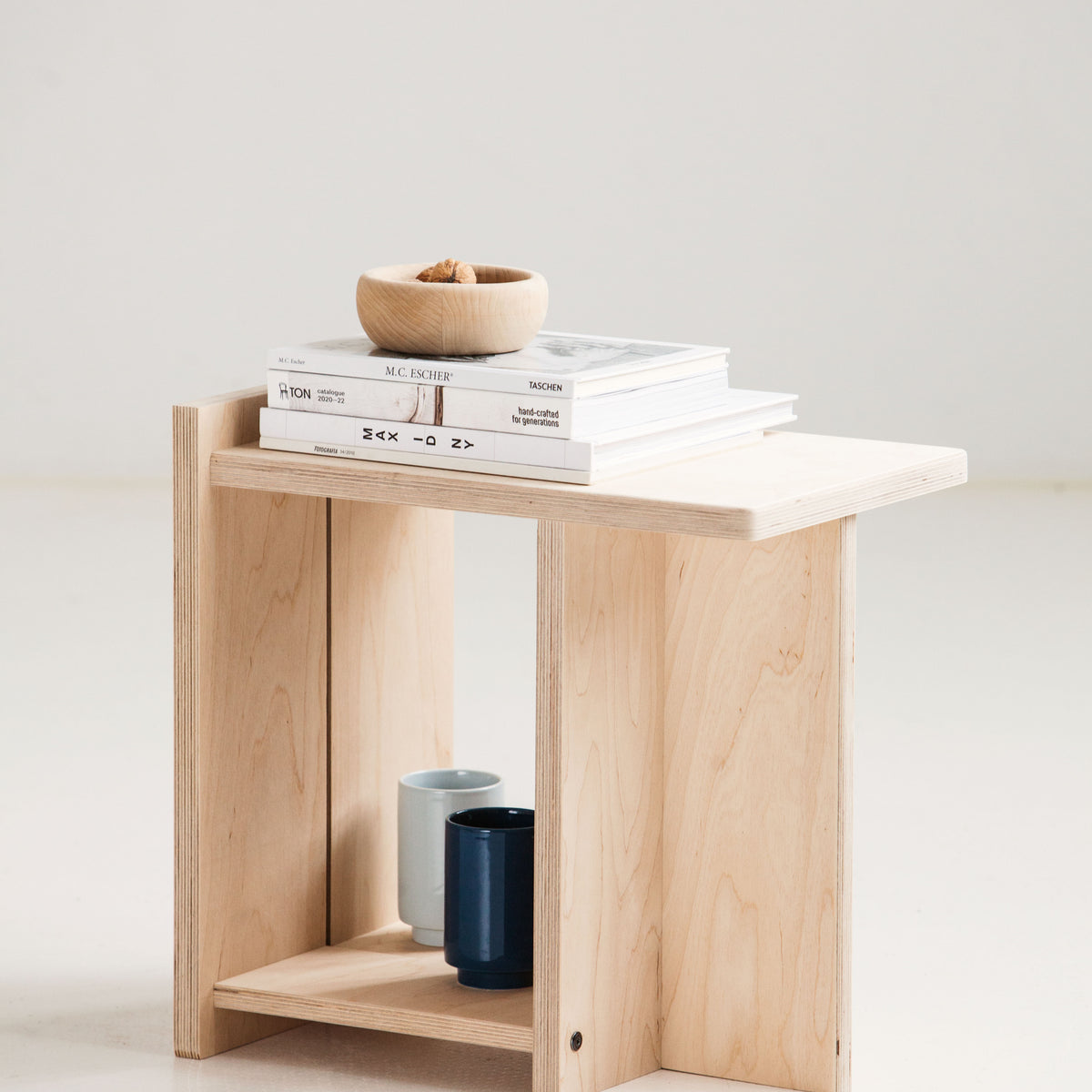 Taboret drewniany w stylu Japandi z półką na drobiazgi