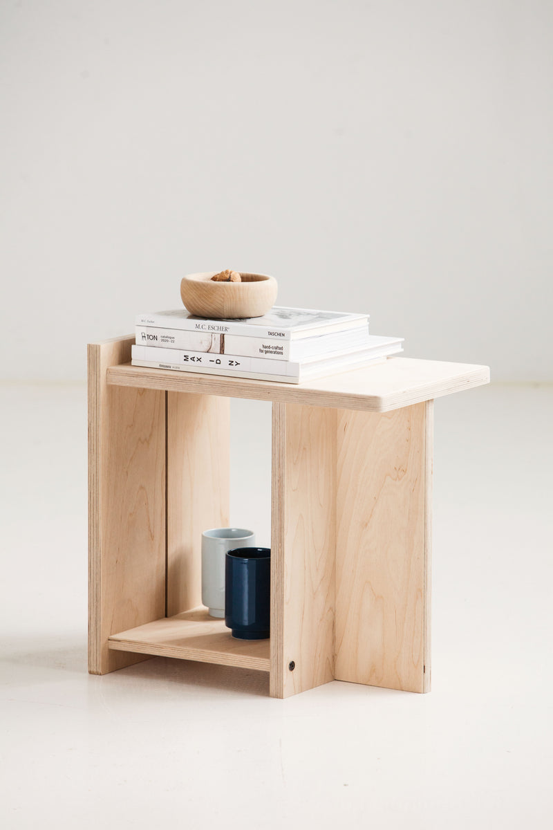 Taboret drewniany w stylu Japandi z półką na drobiazgi