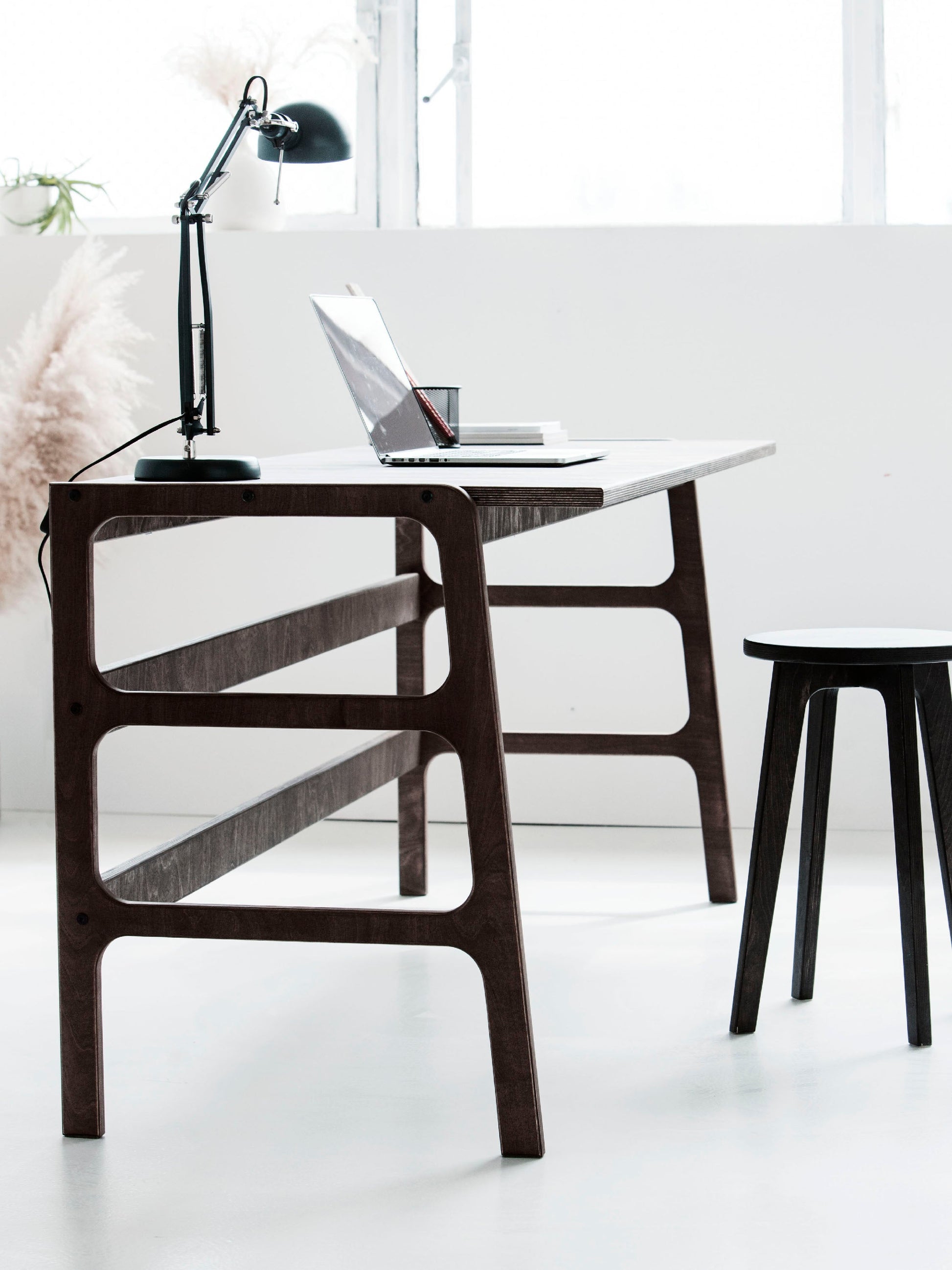 dark-wooden-computer-modern-desk