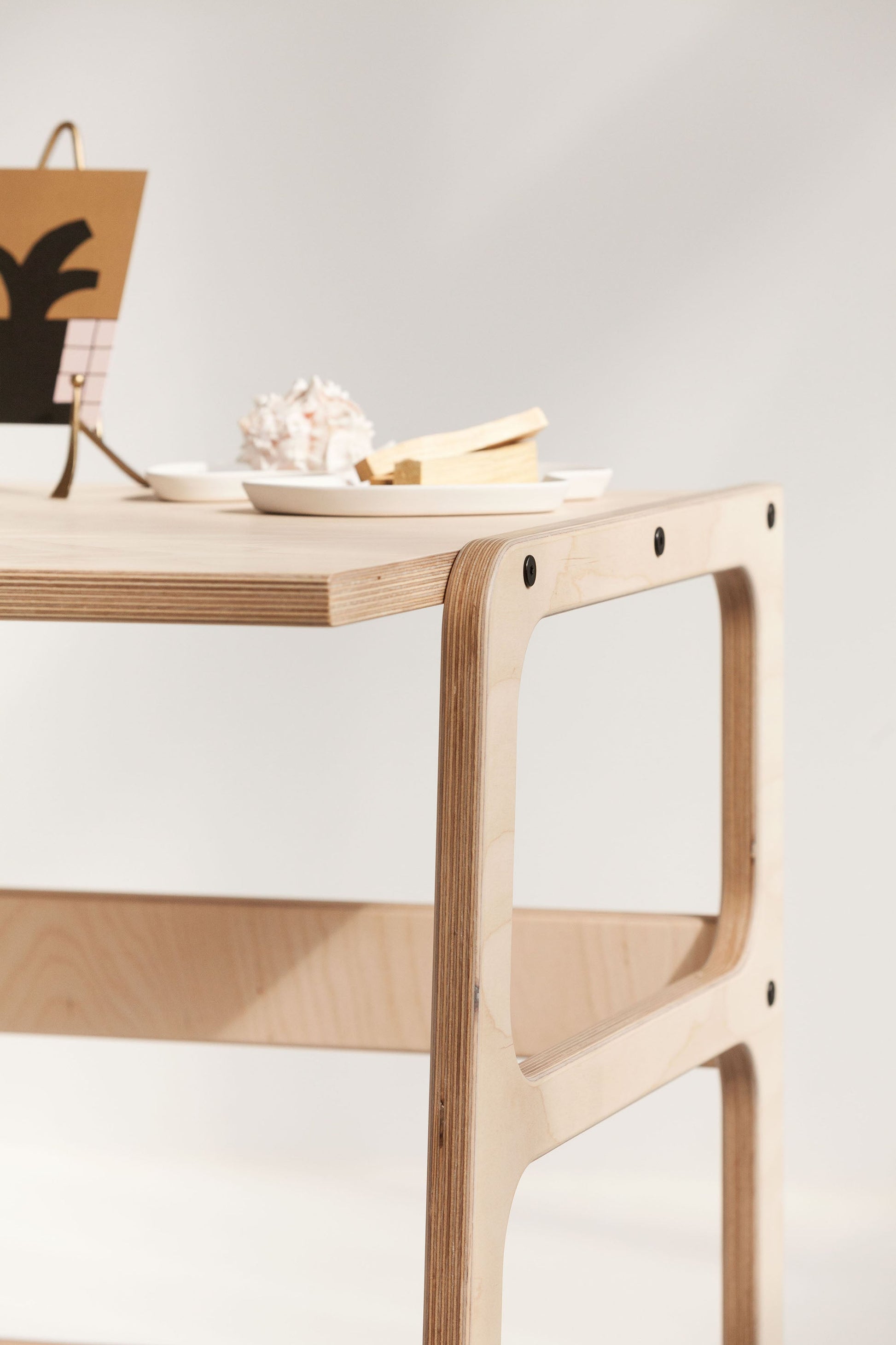 detail-of-wooden-minimalist-desk-handmadedetail-of-wooden-minimalist-desk-handmade