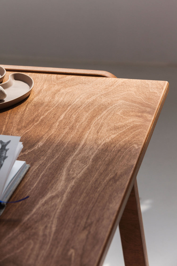     detail-wooden-modern-desk
