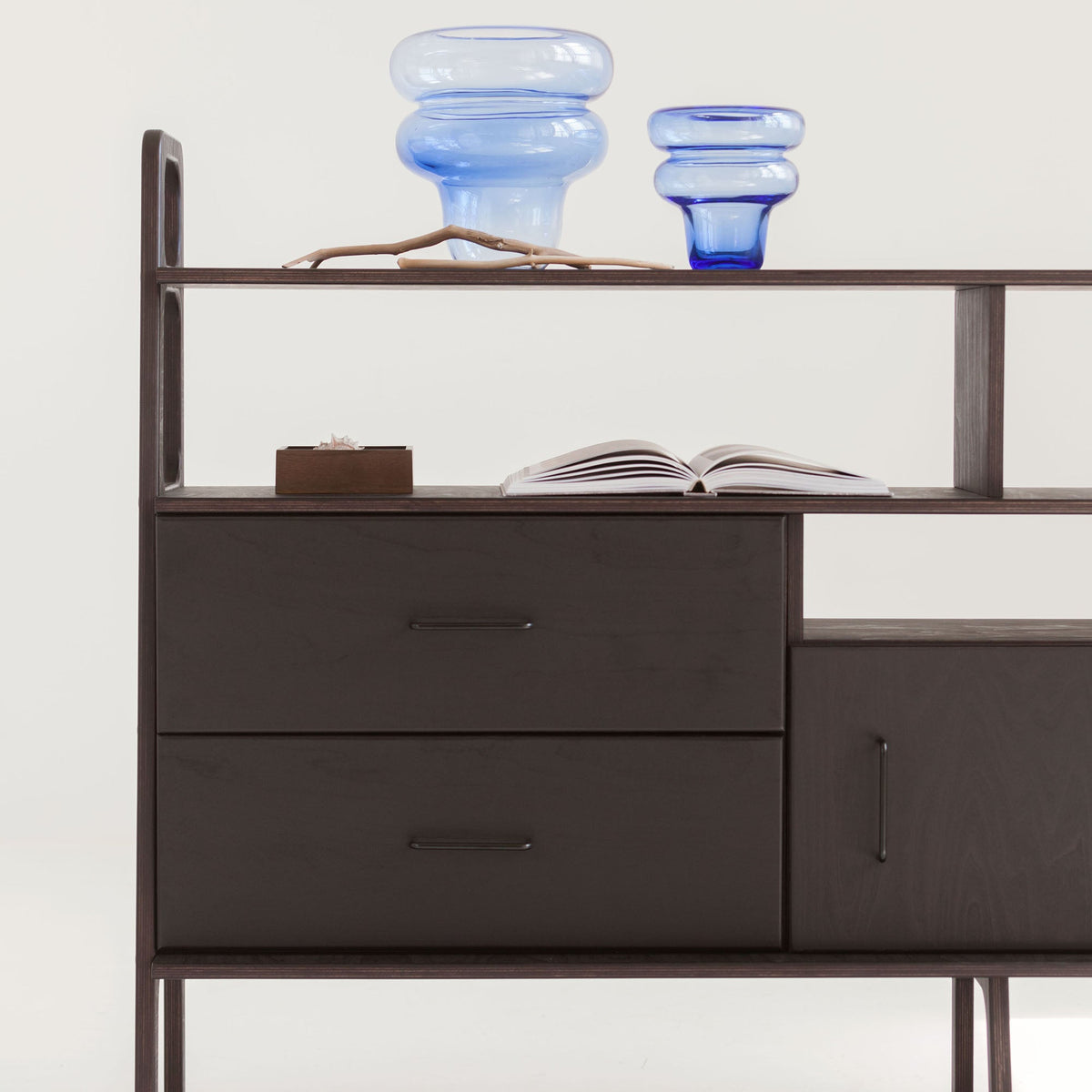 mid-century-modern-bookshelve-inthe-interior