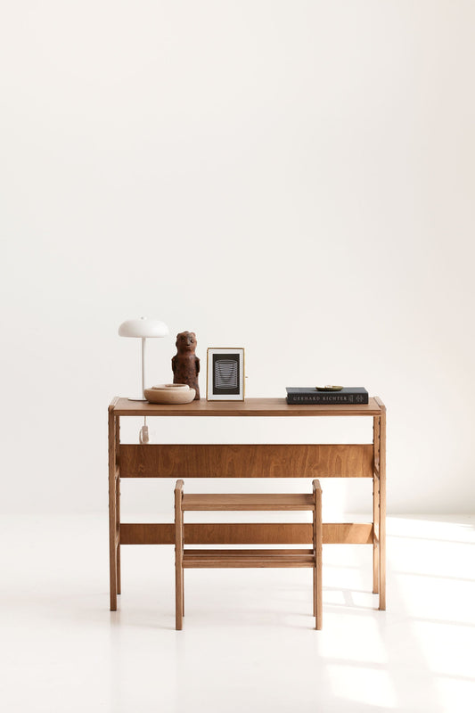 wooden-growin-chair-and-desk-for-kids